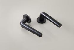 Klika na dveře AT - INULA - R 7S BS - Černá matná