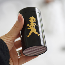 SN - DESIGNOVÉ ZÁPALKY V DÓZE Černá lesklá / zlatý lesklý emblém