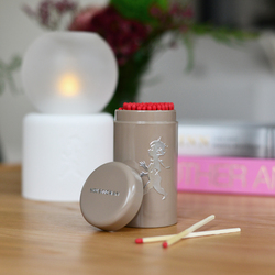 SN - DESIGNOVÉ ZÁPALKY V DÓZE Béžová lesklá / stříbrný lesklý emblém