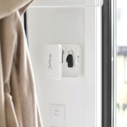 SN - SKŘÍŇKA NA KLÍČE Bílá matná / stříbrný matný emblém