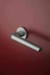 Klika na dveře AT - FUNKIA - R 7S OCS - Chrom broušený